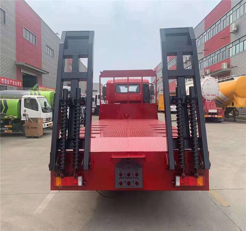 東風(fēng)D17-H單橋挖機(jī)平板車國六版 動(dòng)力強(qiáng)底盤扎實(shí)，創(chuàng)富路上的硬核利器